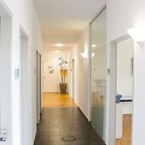 Flur zu den Praxisräumen von Hausarzt am Germania-Campus Harald Hennig in Münster