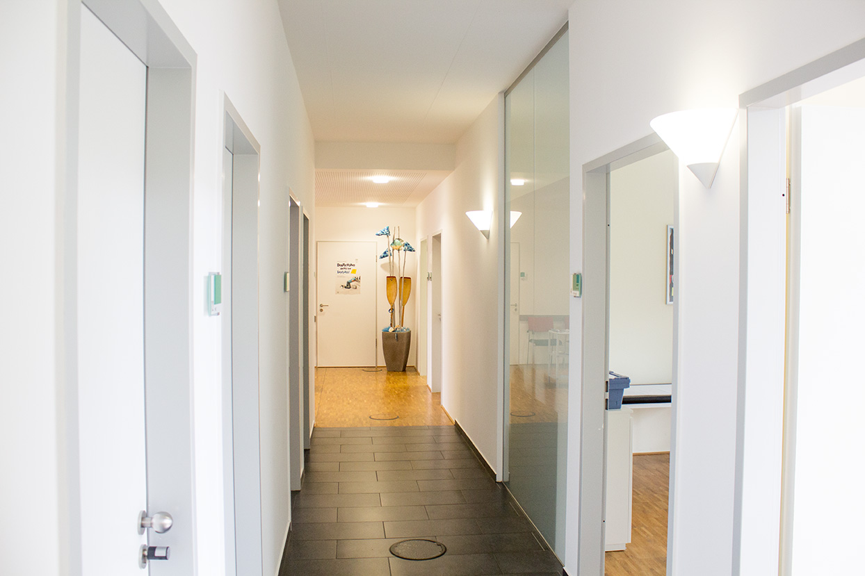Flur zu den Praxisräumen von Hausarzt am Germania-Campus Harald Hennig in Münster